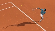 Top Spin 4 - Screenshot zeigt Roger Federer beim Aufschlag.