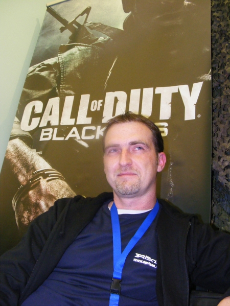 Call of Duty: Black Ops - Bild vom Presse Event zum Launch von Call of Duty: Black Ops im Europa Center in Berlin. Hier Chef Prisoner Markus in richtiger Pose mit coolem Background.