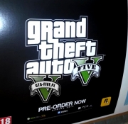Grand Theft Auto V - Pre-Order Plaket mit dem Release-Zeitraum Spring 2013